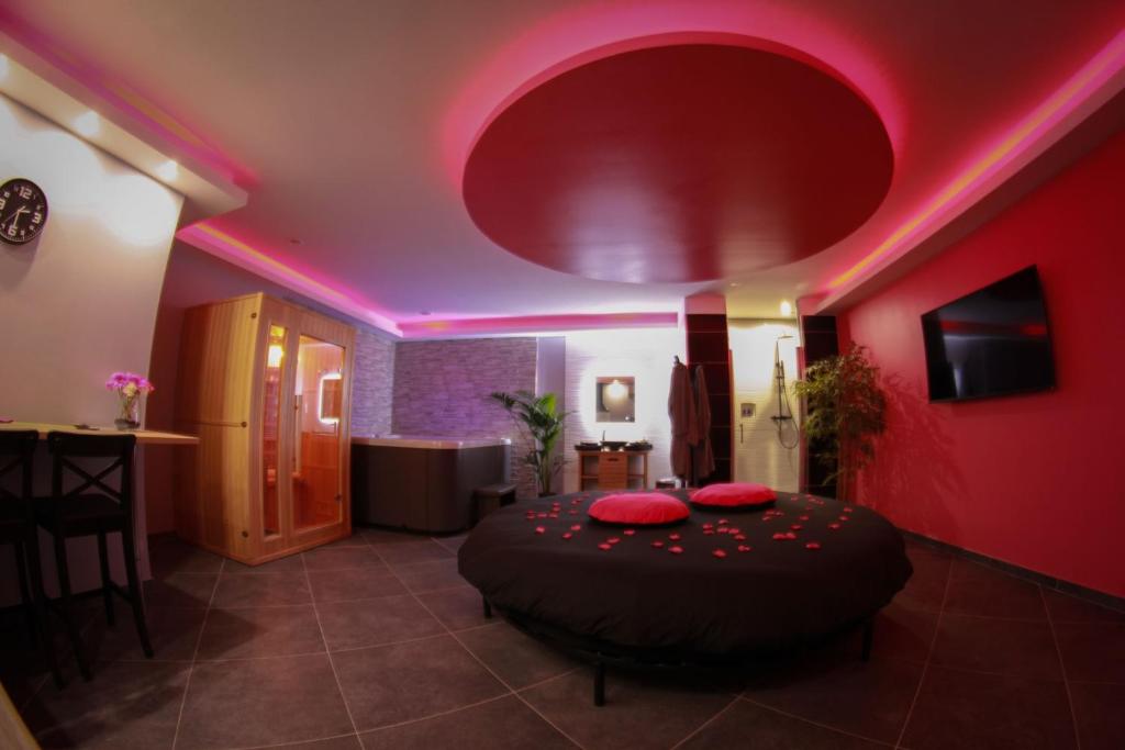 Love hôtel Nuit vip spa sauna privatif 16 zac des pielettes 13740 Le Rove