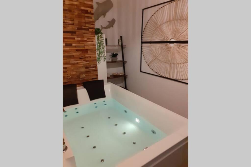 Maison de vacances LOVE ROOM OUT OF TIME *JACUZZI* 7 Avenue des Tilleuls, 91760 Itteville