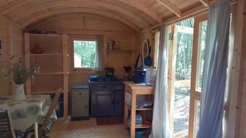 Lovely 2-Bed shepherds hut in a Forest Sougères-en-Puisaye france