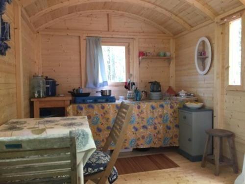 Maison de vacances Lovely 2-Bed shepherds hut in a Forest  Sougères-en-Puisaye