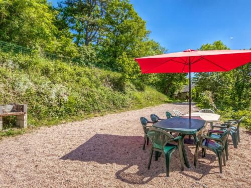 Maison de vacances Lovely Cottage in Pontgibaud with Garden near Lake  Pontgibaud