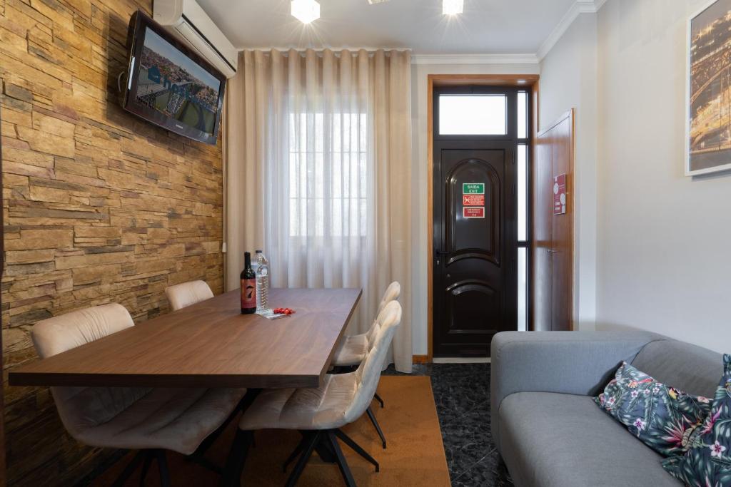 Maison de vacances Lovely & Cozy House - Prime Location Escadas Monte Coimbra, 60, 4400-225 Vila Nova de Gaia