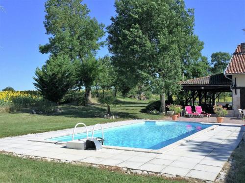 Lovely holiday home in Monfort with private pool Monfort france