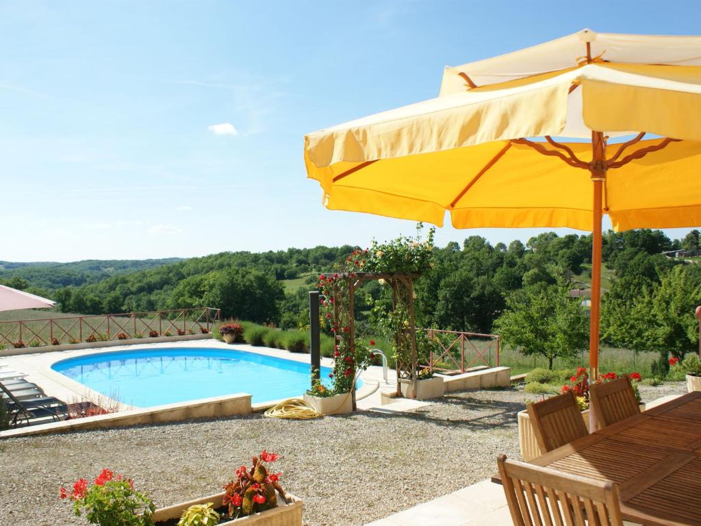 Maison de vacances Lovely Holiday Home in Th dirac with Swimming Pool , 46150 Lavercantière