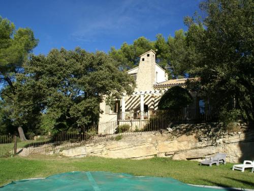 Villa Lovely holiday home with a wonderful fenced garden and an enclosed swimming pool  Crillon-le-Brave