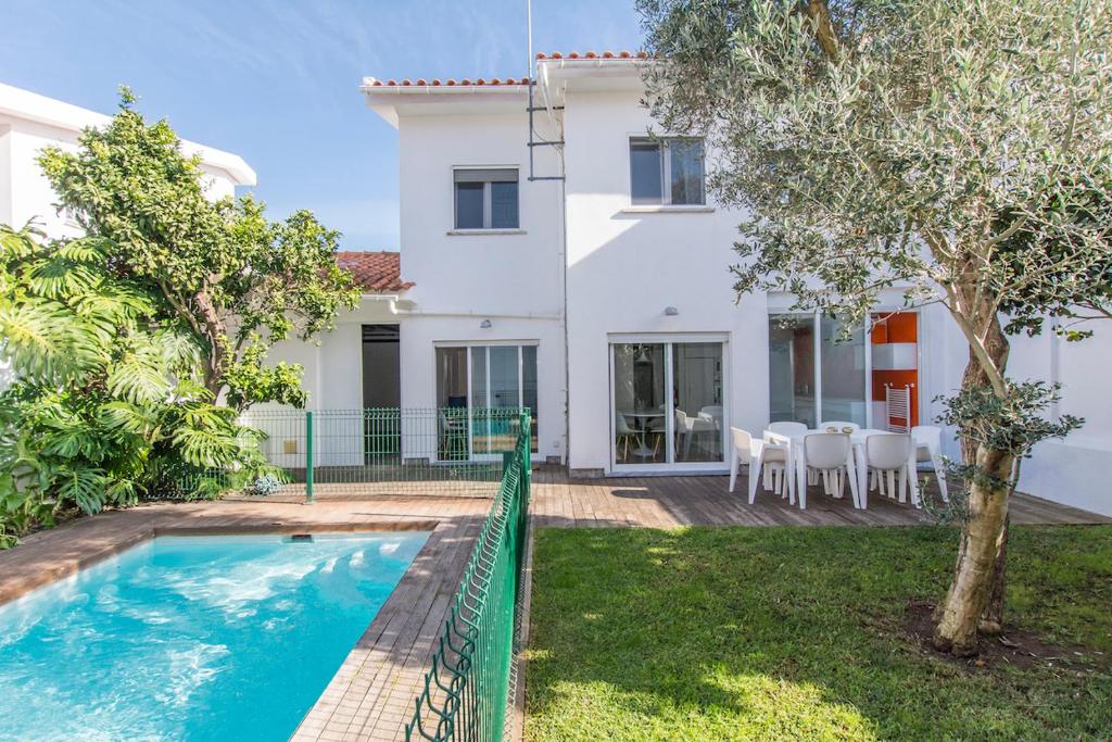 Villa Lovely villa with 3 bedrooms and swimming pool Rua Diogo Cão, 2750-159 Cascais