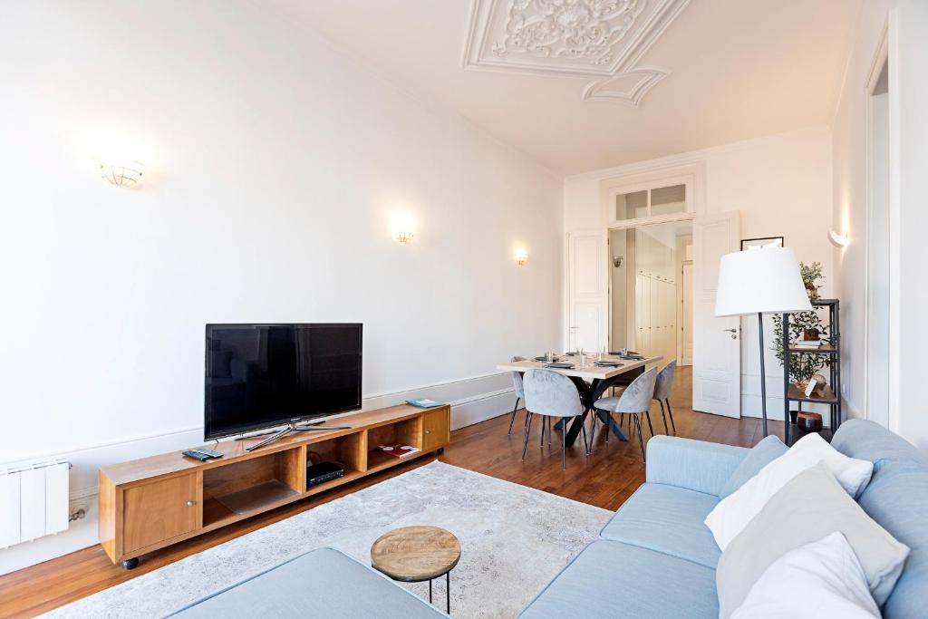 Appartement LovelyStay - Aurora Heights Apartment 160 Rua das Flores 2º, 4050-263 Porto