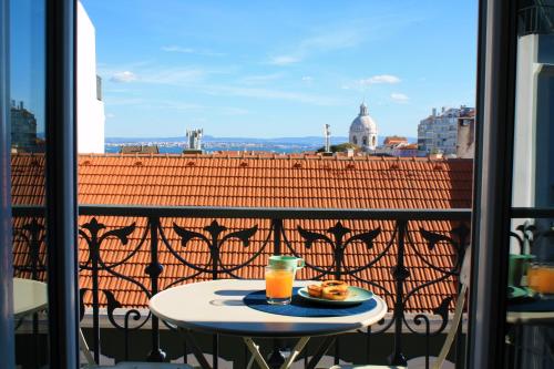 LovelyStay - Bright and spacious flat in Graça Lisbonne portugal