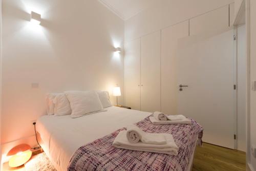 Appartement LovelyStay - Cozy Duplex with Patio right off train&metro station 361 Rua de Pinto Bessa R/C Porto