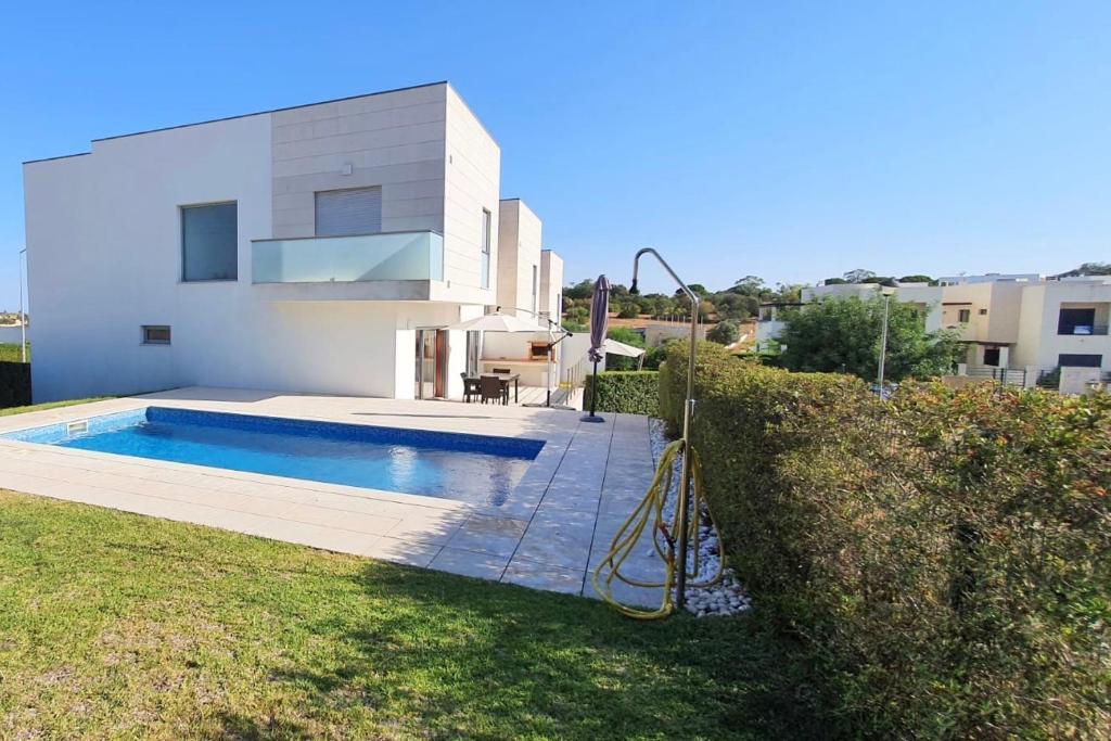 Maison de vacances LovelyStay - Modern 3Bedroom Duplex W/Pool Urbanização Quinta do Rogel Lote 8, 8365-307 Alcantarilha