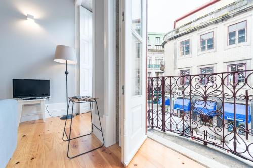 Appartement LovelyStay - Porto Windows with AC by central station 896 Rua de Fernandes Tomás 1.1 Porto