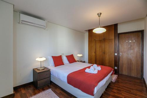 LovelyStay - Spacious 3BR Flat with AC and Balcony Porto portugal