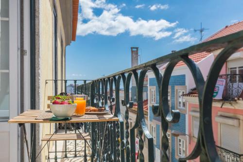 LovelyStay - Sunny flat w/ balcony overseeing Graca and River Lisbonne portugal