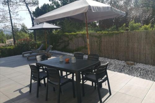 LUMINEUX 37 m avec WIFI-TERRASSE-JARDIN-PISCINE Fayence france