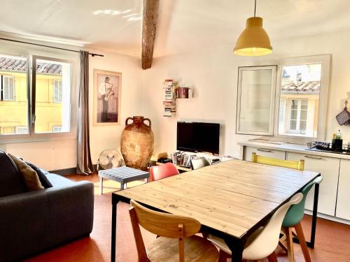 Appartement Lumineux Aix Plein Centre avec Parking privé Gratuit 17 rue Papassaudi Aix-en-Provence