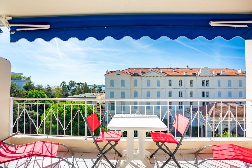 Appartement lumineux studio vue mer cannes Alexandre III, 55, 06400 Cannes