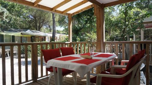 Camping Luxe chalet voor 5 personen op Camping Leï Suves - JoyCasa Route de Marchandise - 1770 Boulevard Ric Hochet Roquebrune-sur Argens