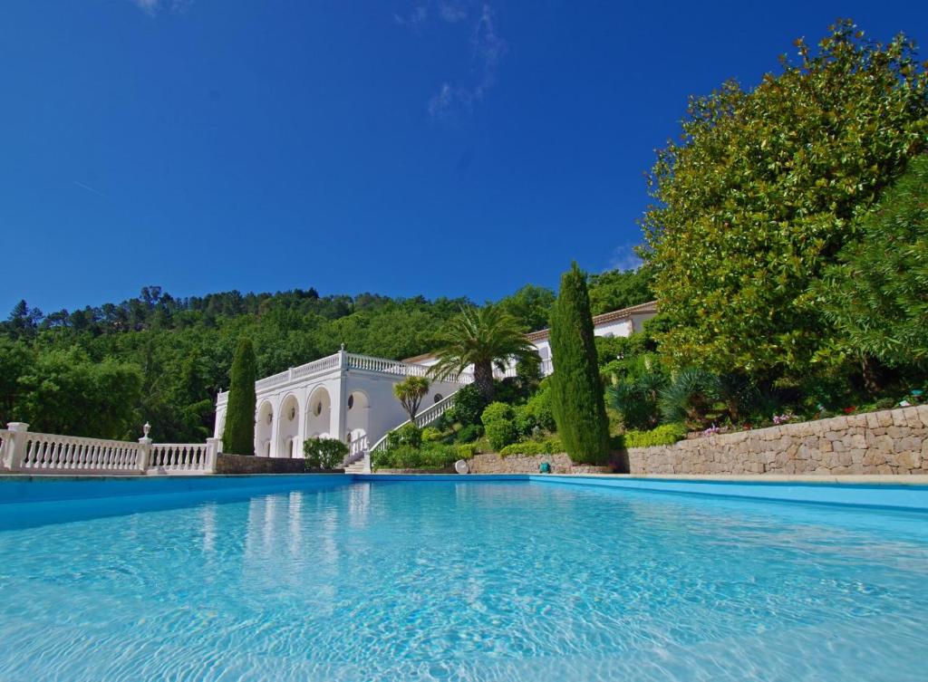 Villa LUXUEUSE VILLA AVEC PISCINE ET VUE FEERIQUE CALME 18 Avenue des Roques Rousses, 83600 Fréjus