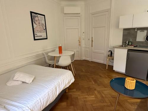 Luxurious Apartment with AC Promenade des Anglais up to 4 people Nice france