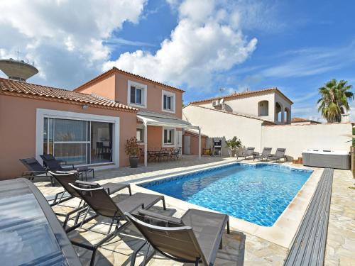 Maison de vacances Luxurious Holiday Home with Private Pool in Port Camargue  Le Grau-du-Roi