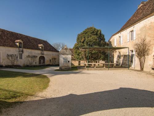Maison de vacances Luxurious Mansion with Swimming Pool in Aquitaine  Saint-Georges-de-Monclard
