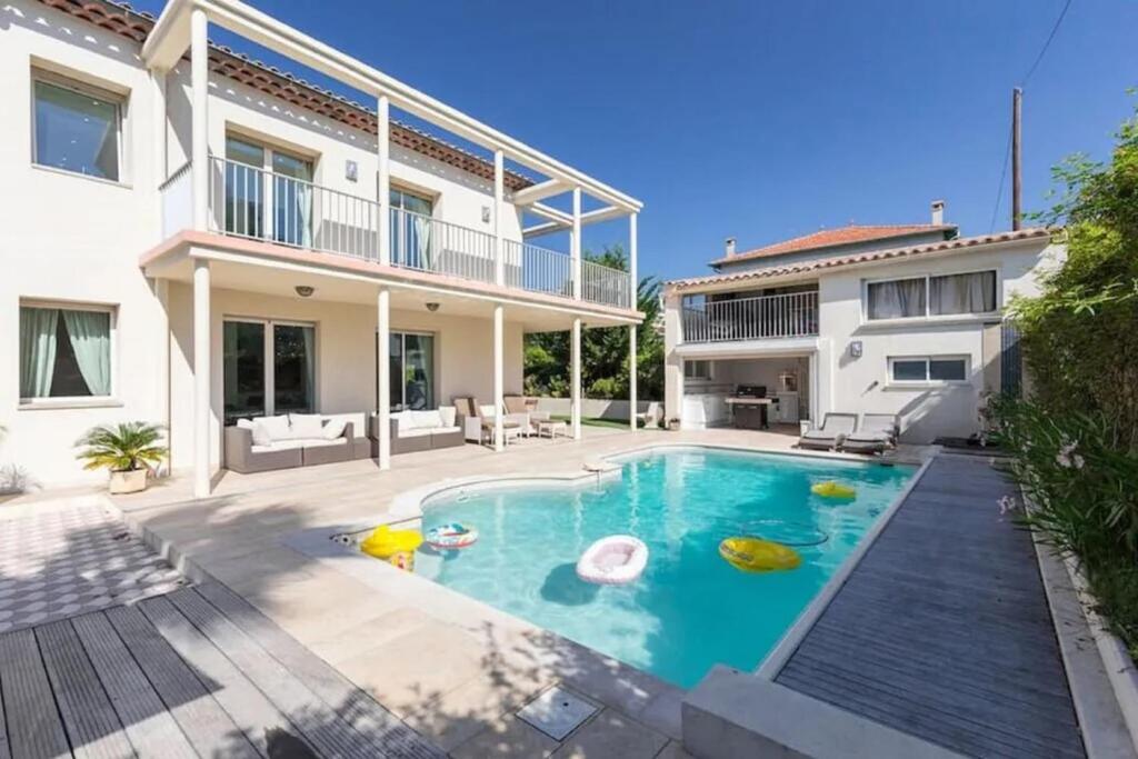 Villa Luxurious Villa \ 36 Rue Dulys, 06160 Antibes