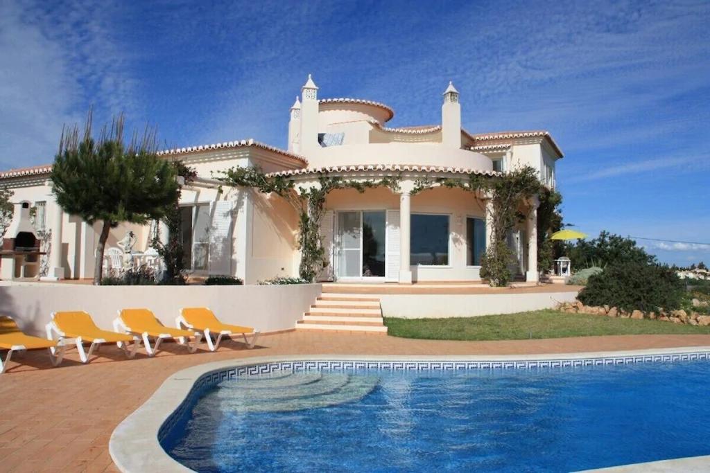 Villa Luxurious villa with beautiful see views & spacious garden Quinta da Boa Nova lote 13, 8400-200 Ferragudo