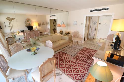 Luxury 1 bedroom Jardins Croisette 265 Cannes france