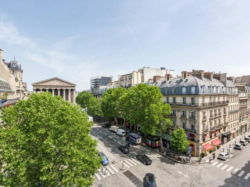 Luxury 2 Bedroom Duplex - Beautiful Monument View Paris france