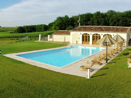 Maison de vacances Luxury apartment with terrace sauna tennis and heated pool  Saint-Preuil