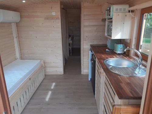 Luxury caravan for six people - private swimming pool Journiac france