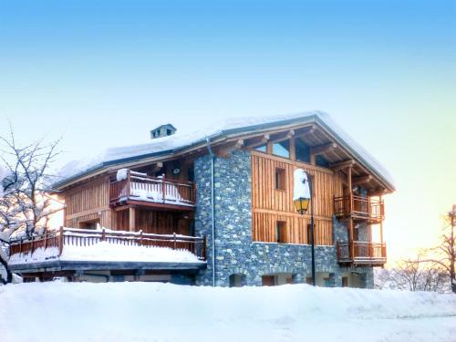 Luxury chalet near the ski slopes with fireplace sauna bubble bath and Internet access Arc 1600 france