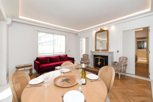 Luxury Montaigne apartment Paris france