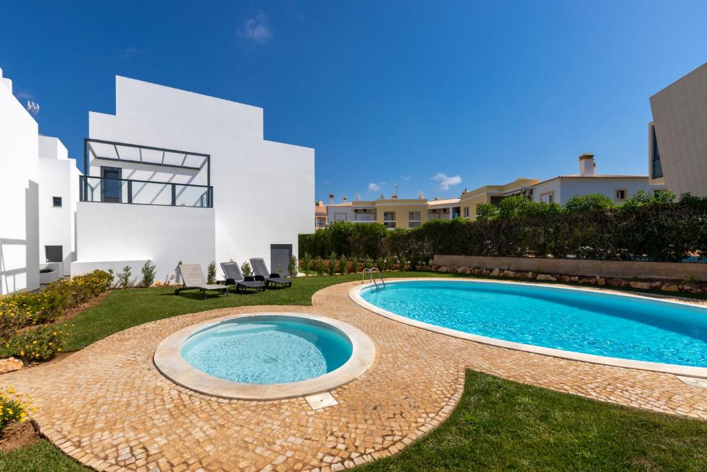 Villa Luxury Townhouse with Pool in Alvor Rossio de São Pedro Lote 2, House G, 8500-087 Alvor