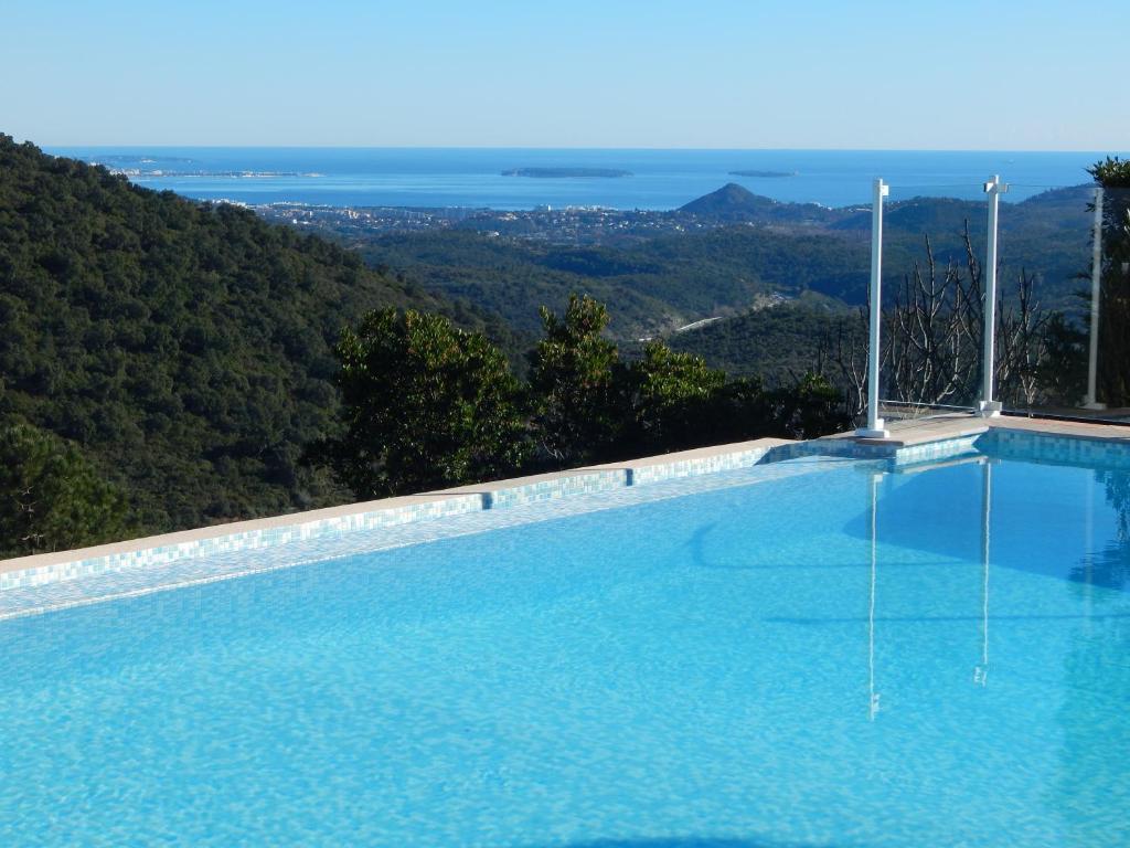 Villa Luxury Villa, Amazing View on Cannes Bay, Close to Beach, Free Tennis Court, Bowl Game 56 Montée de Seillans, 83600 Les Adrets-de-l\'Estérel