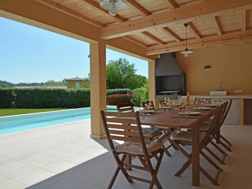 Luxury villa with heated private swimming pool in grounds walking distance from Malauc ne Malaucène france