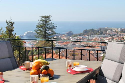 Villa Magnificent Funchal Villa Villa Luzia 5 Bedrooms Sea City Views Pool Table R. de Santa Luzia 105 Funchal