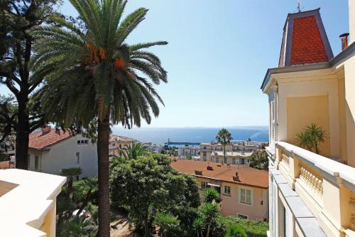 Appartement Magnifique appartement d'époque avec Vue Mer 4 personnes avec terrasse Le Port Nice 6 Allée de la Palmeraie Nice