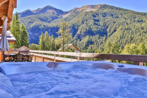 Magnifique Chalet (14pers) +Jacuzzi proche station Les Orres france