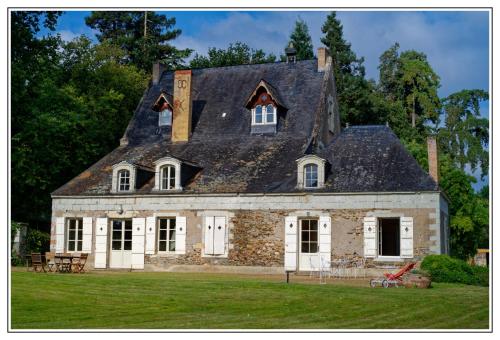 Magnifique château au bord de la Mayenne 18 couchages Béné france