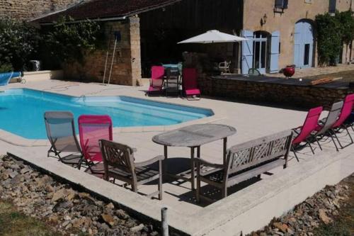 Maison de vacances Magnifique Maison typique morvan avec piscine 3 Rue des Vignes Nuars