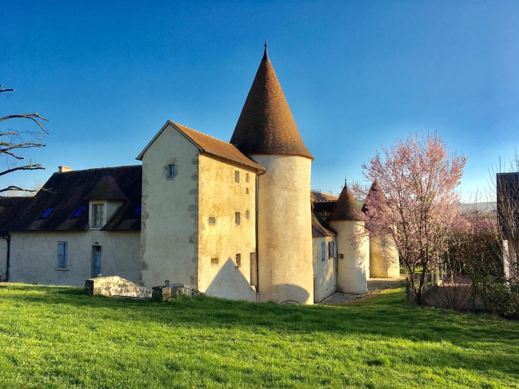 Villa Magnifique Manoir du XVème siècle Le Bourg, 03150 Sanssat