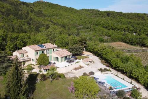 Magnifique propriété avec vues panoramiques et piscine privée Auribeau france