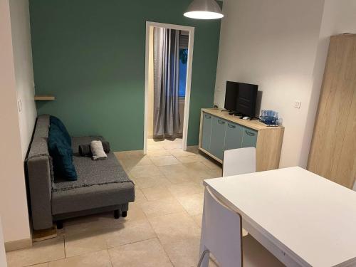 Maison de vacances Maison 4 chambres 1 à 12 personnes divisée en 2 appartments village à 5km de Montpellier 15km de Palavas Attention le tarif proposé est pour 1 appartement de 1 à 6 personnes, si vous souhaitez réserver les 2 appartements choisissez 2 hébergements 1B Rue des Frères Lumière Jacou