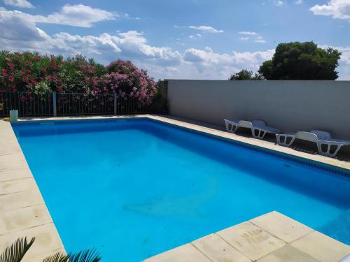 Maison 6 personnes avec piscine terrain arboré clôturé Vallabrix france