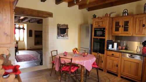 Maison ancienne de campagne dans le Périgord, classée 3 étoiles Cendrieux france