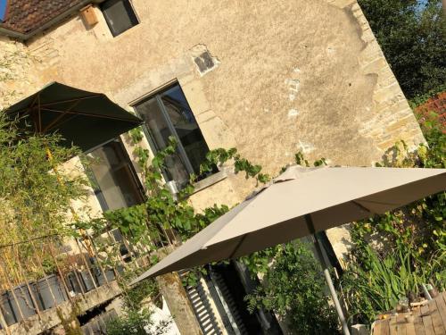 Maison au bord de l’eau d’un céramiste Annay-sur-Serein france