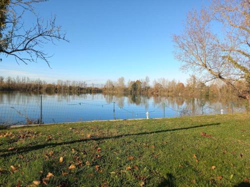 Maison au bord du lac avec piscine chauffée Lespinasse france