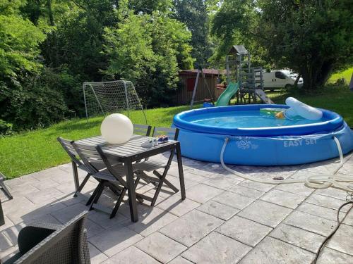 Maison au fond d'une impasse avec piscine enfants Villefranque france