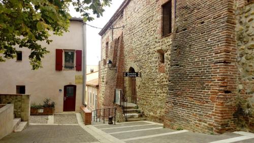 Maison au pied de la cathédrale Elne france